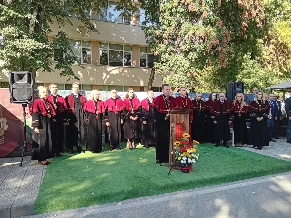 715 първокурсници прекрачиха прага на УХТ за новата академична година ВИДЕО