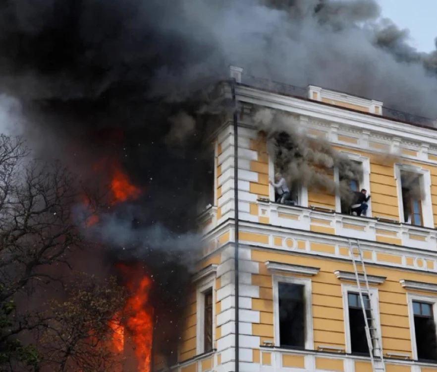 Дрон порази Националната академия на науките в Киев, има загинал