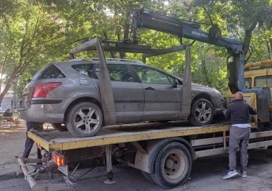 Освобождават обществени площи от изоставени автомобили в Северен