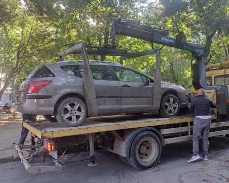 Освобождават обществени площи от изоставени автомобили в Северен