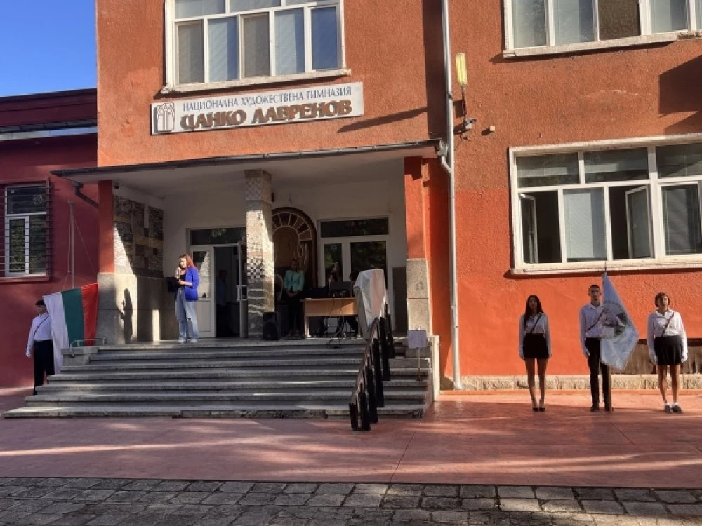 Художествената гимназия в Пловдив с голяма изложба за 50-ия си рожден ден