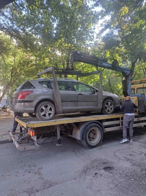 Освобождават обществени площи от изоставени автомобили в Северен