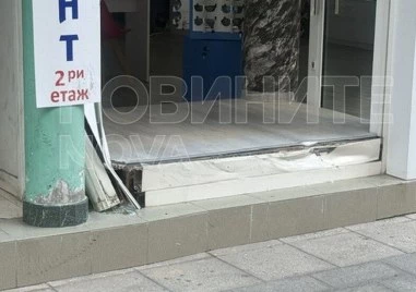 След гонка: Патрулка се заби в оптика в Бургас