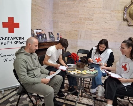 Десетки кръводарители се включиха в акцията на БЧК в Драматичния театър в Пловдив