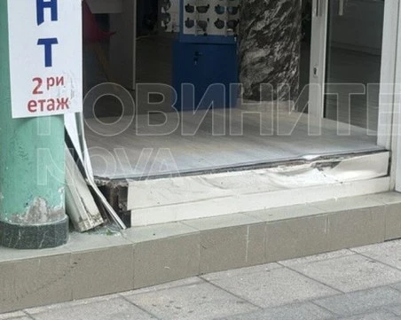 След гонка: Патрулка се заби в оптика в Бургас