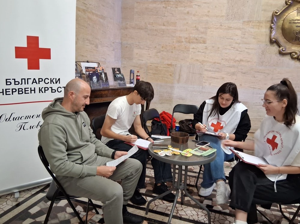 Десетки кръводарители се включиха в акцията на БЧК в Драматичния театър в Пловдив