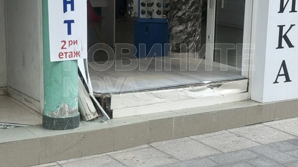 След гонка: Патрулка се заби в оптика в Бургас