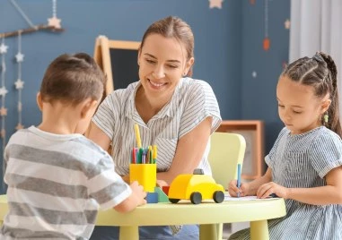Нужда на хиляди семейства: Ще удължат ли програмата за бавачки Родители в заетост?