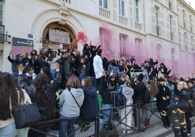 Ученически протести обхванаха Франция, премиерът свика кризисен щаб