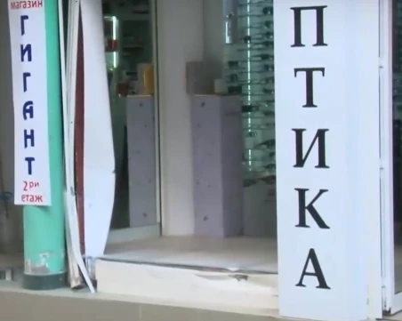 Патрулка се заби в оптика в Бургас след гонка