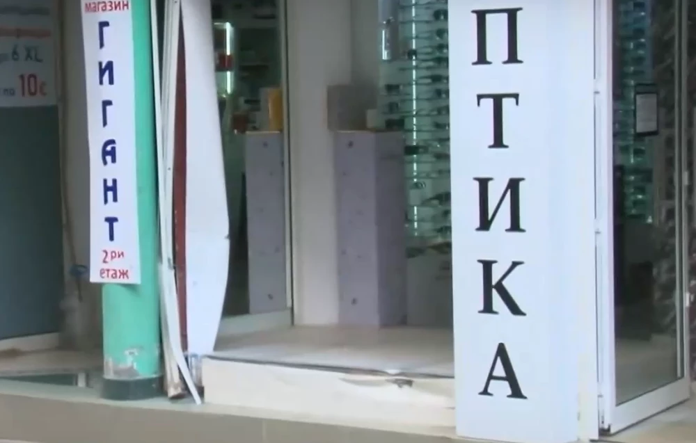 Патрулка се заби в оптика в Бургас след гонка