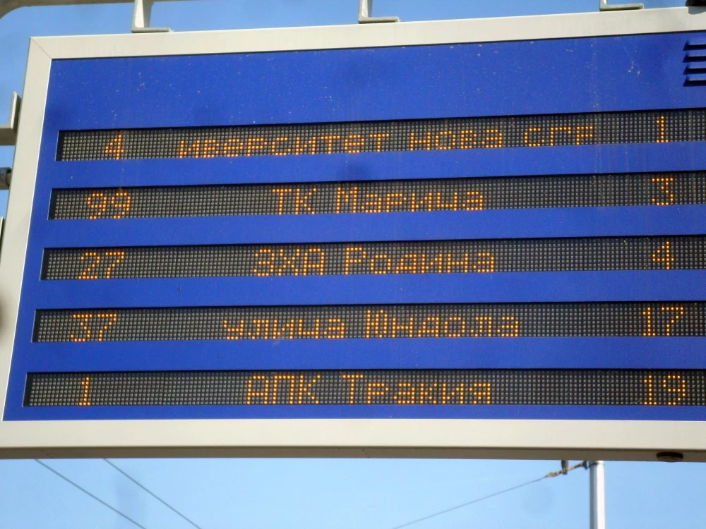 Временно не работят информационните табла по спирките в Пловдив, обновяват софтуера