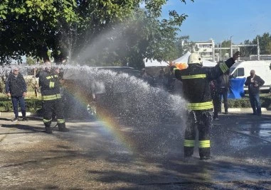 Под водата, сред сълзи и спомени: Пожарната изпрати Стоил Кешишев в заслужена почивка