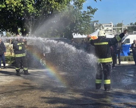 Под водата, сред сълзи и спомени: Пожарната изпрати Стоил Кешишев в заслужена почивка