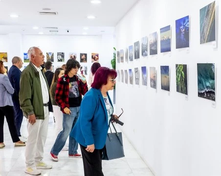 Съдии, прокурори, адвокати и съдебни служители показаха 110 авторски фотографии в изложбата „В обектива на Темида