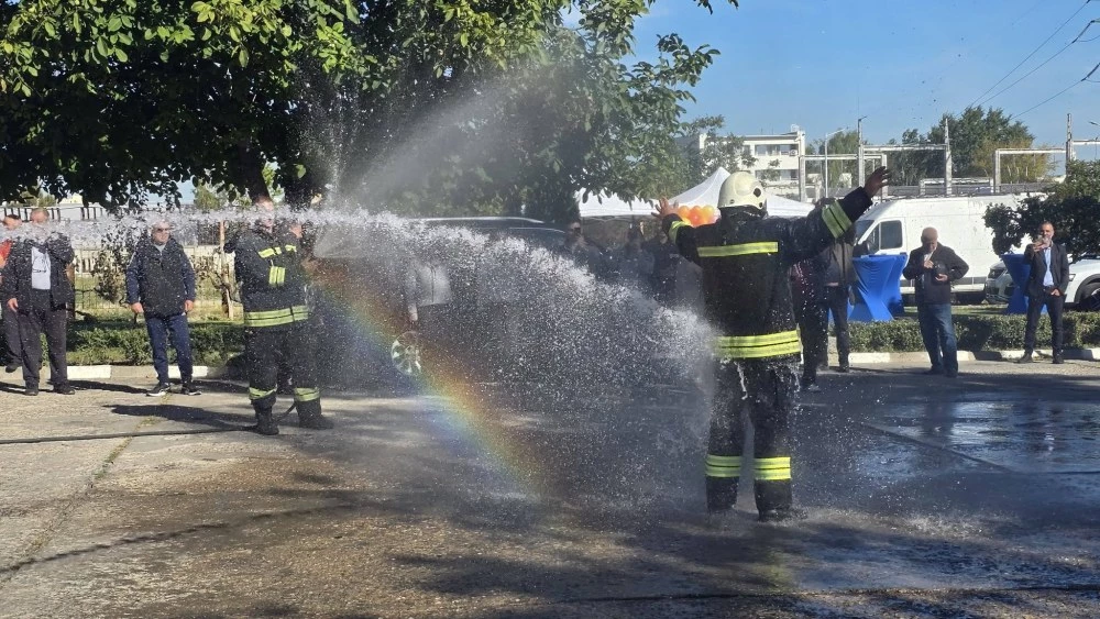 Под водата, сред сълзи и спомени: Пожарната изпрати Стоил Кешишев в заслужена почивка