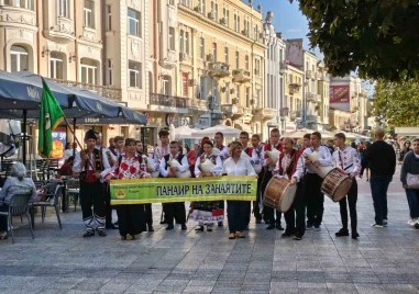 Пловдив в ритъма на традициите: Есенният панаир извади на Главната инструменти с душа