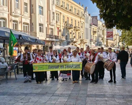 Пловдив в ритъма на традициите: Есенният панаир извади на Главната инструменти с душа