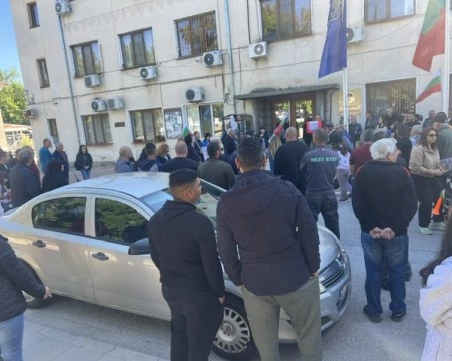 Жители на Царимир излязоха на протест заради „пътя убиец