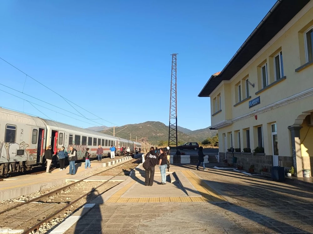 Полицията отцепи гарата в Карлово, аварията е отстранена