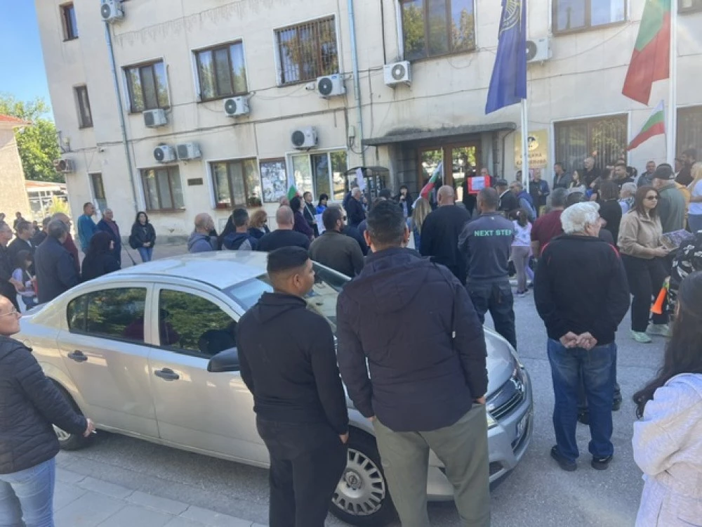 Жители на Царимир излязоха на протест заради „пътя убиец