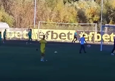 Драма в Смолян! Подгониха пловдивски съдия след като даде дузпа, изведоха го с полиция ВИДЕО