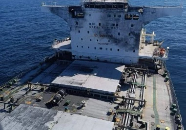 Кораб, ударен от дрон край Одеса, дрейфува в Черно море