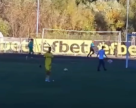 Драма в Смолян! Подгониха пловдивски съдия след като даде дузпа, изведоха го с полиция ВИДЕО