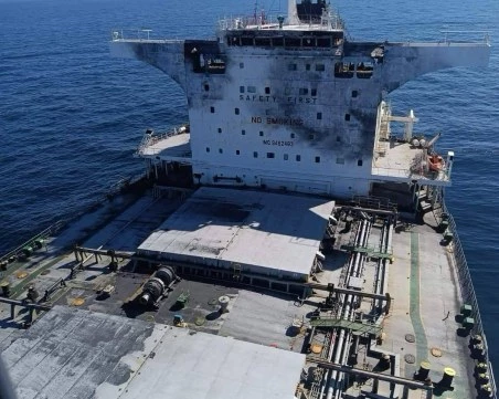 Кораб, ударен от дрон край Одеса, дрейфува в Черно море