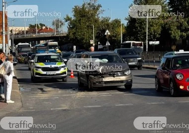 Катастрофа между леки автомобили затруднява трафика на натоварено кръстовище в Пловдив