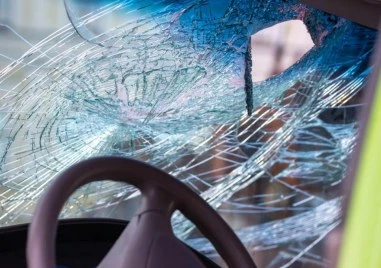 Задържаха пловдивчанин, потрошил автомобил пред търговска верига