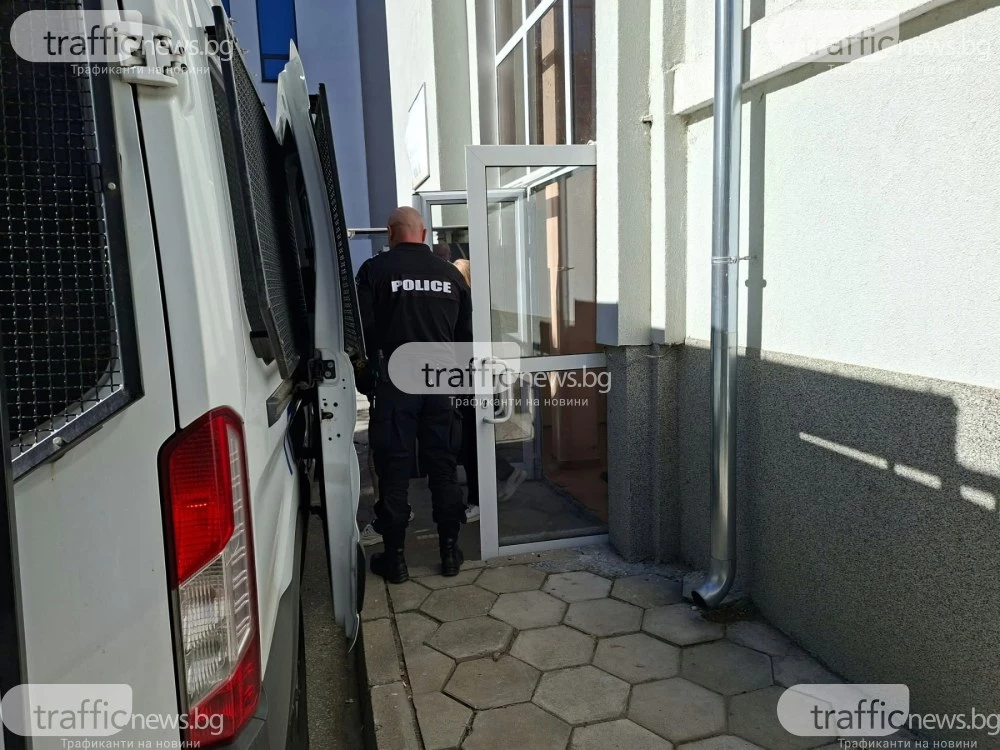 Изведоха медици от Клиниката по ревматлогия, изземат кашони с документи