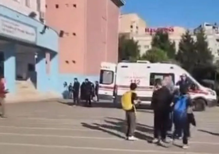 Ученичка нападна и рани 8 деца в училище в Истанбул