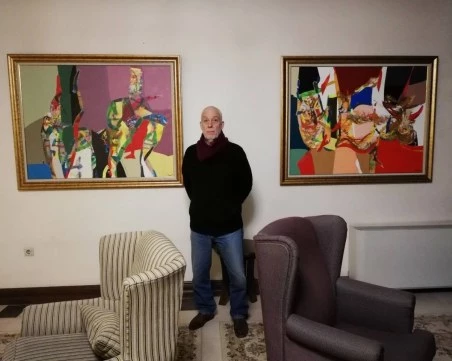 Картините на Васил Стоев в плен на светлината и сянката в изложба в Пловдив
