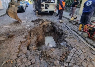 Поредна ВиК авария превърна улици в центъра на Пловдив в кални реки
