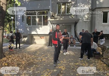 Едва 15 души излязоха на протест за детска площадка в Смирненски, настояват райкметът да им съдейства