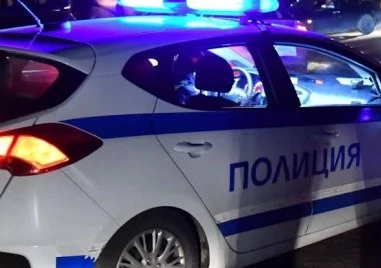 Нощен екшън в Пловдив! Моторист с жена зад гърба си мина на три червени светофара и се блъсна в патрулка