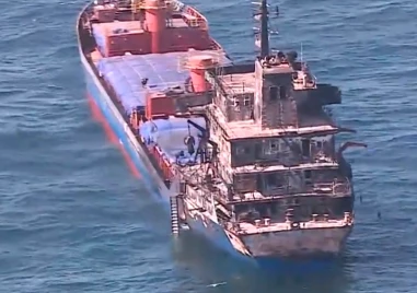 Първи кадри от борда на ударения от дрон кораб в Черно море: Военни провериха какво превозва ВИДЕО