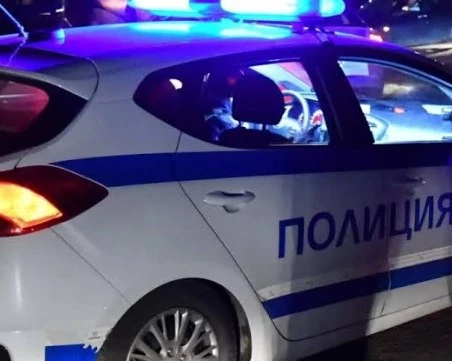 Нощен екшън в Пловдив! Моторист с жена зад гърба си мина на три червени светофара и се блъсна в патрулка