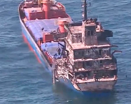Първи кадри от борда на ударения от дрон кораб в Черно море: Военни провериха какво превозва ВИДЕО