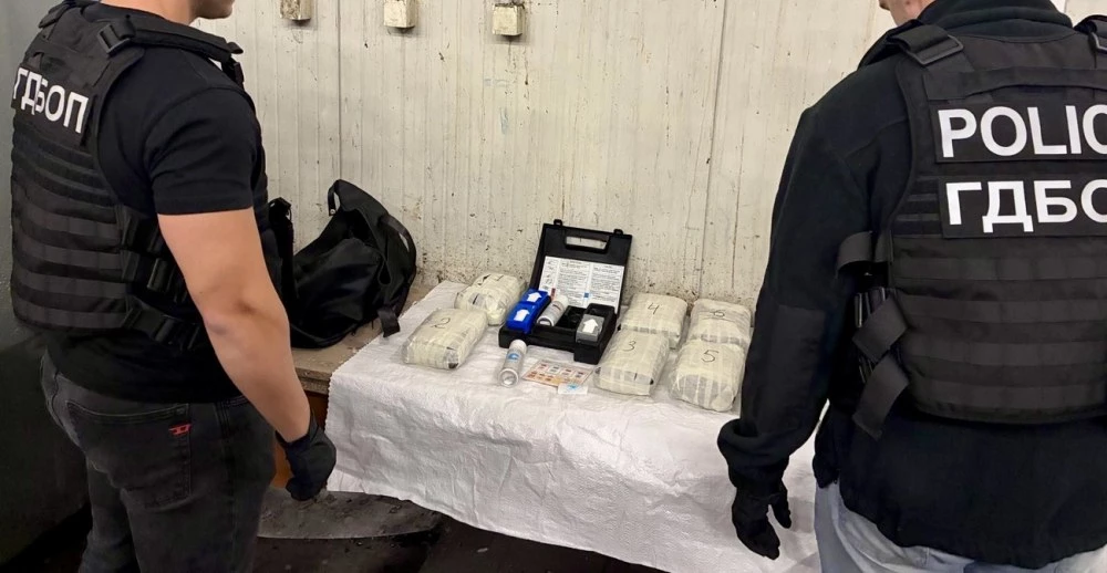 ГДБОП задържа 12 кг кокаин на границата с Турция, арестуван е шофьорът на тира ВИДЕО