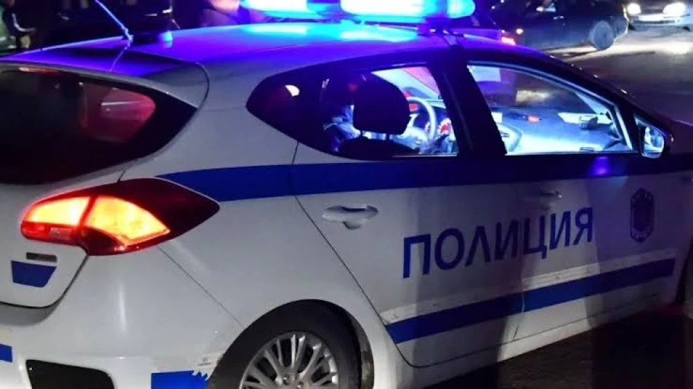 Нощен екшън в Пловдив! Моторист с жена зад гърба си мина на три червени светофара и се блъсна в патрулка