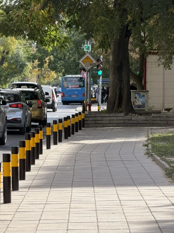 Обновяват антипаркинг колчетата в Пловдив