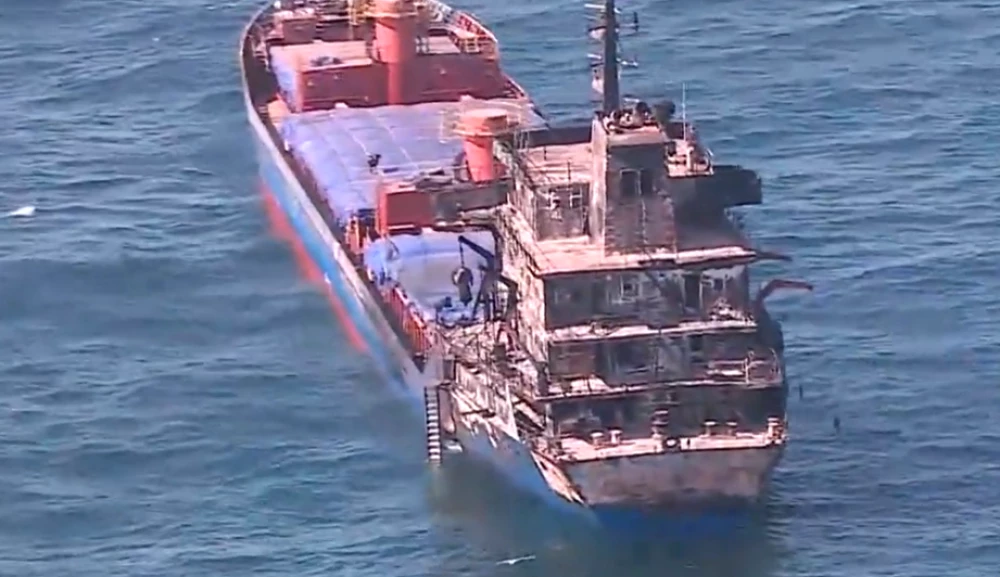 Първи кадри от борда на ударения от дрон кораб в Черно море: Военни провериха какво превозва ВИДЕО