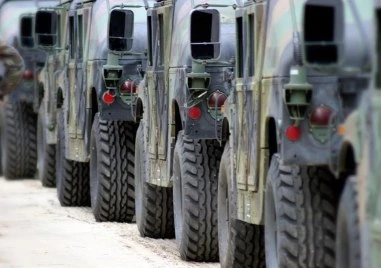 Френска военна техника преминава през страната за учение
