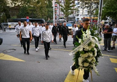 Отборът на Славия поднесе венец в памет на Илиян Филипов