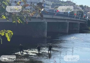 Водолази претърсват водите на Марица в Пловдив - издирват оръжието на убийството на Илиян Филипов?