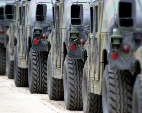 Френска военна техника преминава през страната за учение