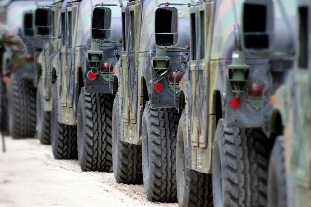 Френска военна техника преминава през страната за учение