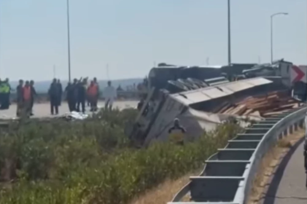 11 загинали и 27 ранени при катастрофа с туристически автобус в Турция